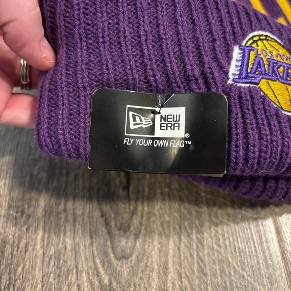 New Era Los Angeles Lakers Cuffed Knit Pom Beanie Hat Purple OSFM New With Tags - Picture 5 of 9